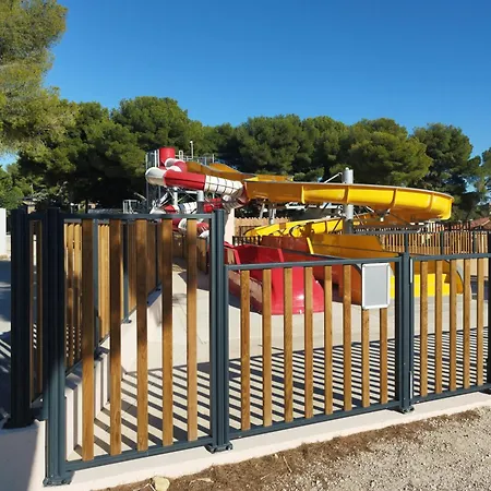 Mobil Neuf Front De Confort 5 Lits 6 Personnes Le Rouet Campsite